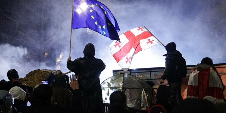 Při protestních akcích v Tbilisi bylo zraněno více než 100 příslušníků gruzínských bezpečnostních složek
