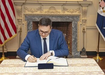 Nejvyšší státní zastupitelství postupuje Obvodnímu státnímu zastupitelství pro Prahu 1 trestní oznámení na ministra Jana Lipavského pro zneužití funkce