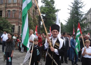 Příznivci abchazského prezidentského kandidáta Adgura Ardzinby vyzvali obyvatele, aby se chopili zbraní